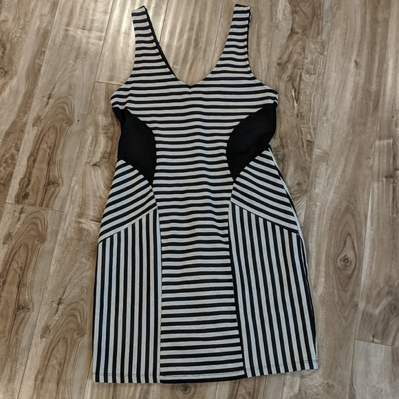 ❄️ 3/$25 Grey & Black Striped V-Neck Dress